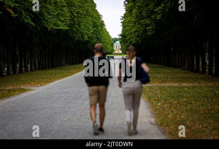 Hannover, Deutschland. 27. August 2022. Bei bewölktem Wetter laufen Kinderwagen durch die Herrenhäuser Allee. Quelle: Moritz Frankenberg/dpa/Alamy Live News Stockfoto