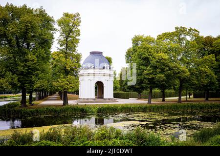 Hannover, Deutschland. 27. August 2022. Im Herrenhäuser Garten hinter dem Graft steht bei bewölktem Wetter ein Eckpavillon des französischen Architekten Remy de la Fosse. Quelle: Moritz Frankenberg/dpa/Alamy Live News Stockfoto