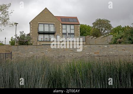 Große luxuriöse Anwesen am Ufer des Flusses Avon Warwickshire Stockfoto