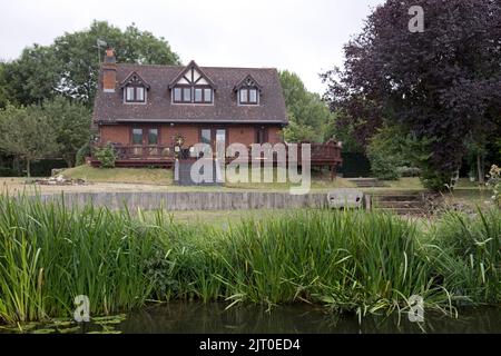 Große luxuriöse Anwesen am Ufer des Flusses Avon Warwickshire Stockfoto