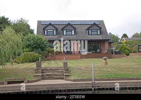 Große luxuriöse Anwesen am Ufer des Flusses Avon Warwickshire Stockfoto