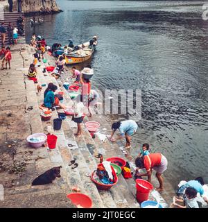 PORTUGAL - PORTO - 1970. Frauen und Kinder waschen ihre Kleidung im Fluss Douro an der Küste von Cais da Ribeira im Stadtteil Ribeira von Porto, N Stockfoto