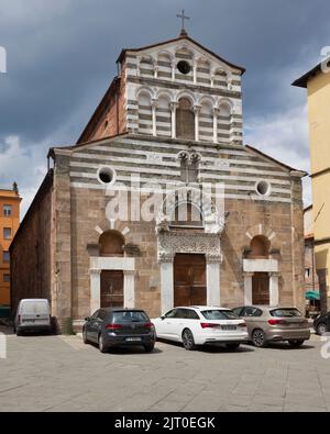 Die Kirche San Giusto aus dem 12.. Jahrhundert auf dem gleichnamigen Platz. Es enthält Elemente der luccanischen romanischen Architektur. Lucca, Lucca Bietet Stockfoto