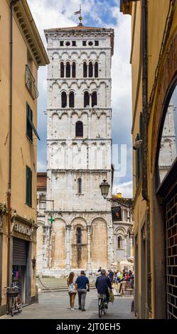 Die Fassade der Basilika San Michele in Foro. Die Ursprünge der Kirche gehen auf das Jahr 795 n. Chr. zurück, als sie über den Ruinen der Römer erbaut wurde Stockfoto