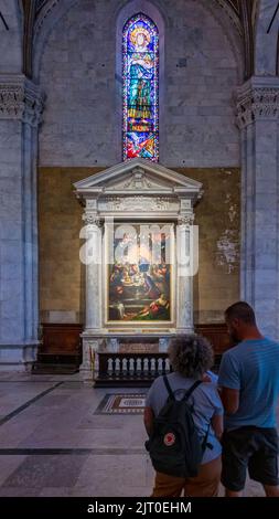 Besucher bewundern das letzte Abendmahl des italienischen Künstlers Jacopo Tintoretto, 1518 - 1594. Duomo San Martino. St. Martins Kathedrale. Lucca, Lucca Provinc Stockfoto