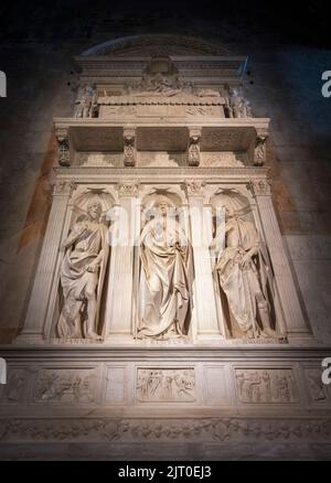 Die Kapelle des Heiligen Regolo zeigt das Zentrum des Heiligen Regolo, links den Heiligen Johannes der Täufer und rechts den Heiligen Sebastian. Es ist das Werk des italienischen Bildhauers Matteo CI Stockfoto