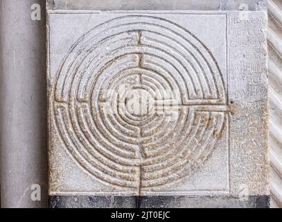 Labyrinth auf dem Säulengang der Kathedrale. Es wird angenommen, dass es aus dem 12.. Oder 13.. Jahrhundert stammt. Duomo San Martino. St. Martins Kathedrale. Lucca, Lucca Provin Stockfoto