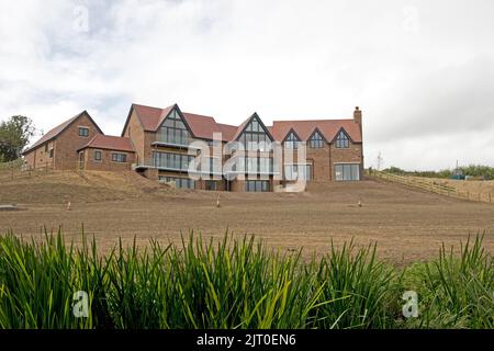 Große luxuriöse Anwesen am Ufer des Flusses Avon Warwickshire Stockfoto