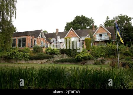 Große luxuriöse Anwesen am Ufer des Flusses Avon Warwickshire Stockfoto