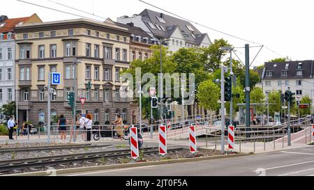 Bahnhof Luegplatz im Düsseldorfer Stadtteil Oberkassel mit barrierefreiem Zugang zum Bahnsteig. Stockfoto