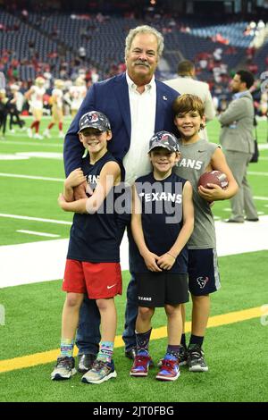 Der Eigentümer von Houston Texans, Cal McNair, und seine Söhne während des NFL-Spiels zwischen dem San Francisco 49ers und den Houston Texans am 25. August 2022 in NRG Stad Stockfoto