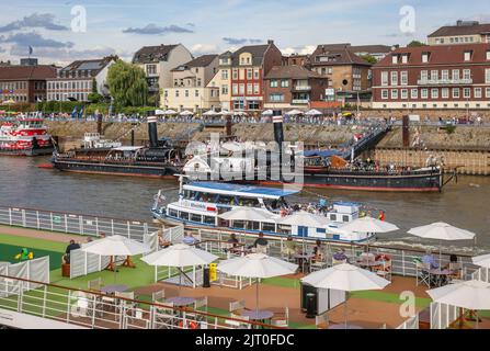 Duisburg, Nordrhein-Westfalen, Deutschland - Hafenfest in Duisburg Ruhrort, vor einem Flusskreuzfahrtschiff, hinter Museumsschiff Oskar Huber, Exkurs Stockfoto