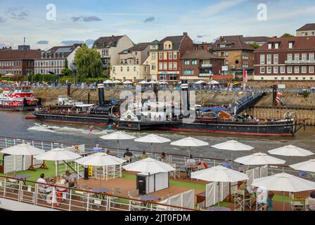 Duisburg, Nordrhein-Westfalen, Deutschland - Hafenfest in Duisburg Ruhrort, Flusskreuzfahrtschiff vor dem Schiff, Museumsschiff Oskar Huber hinter dem Schiff, Wasserski Stockfoto