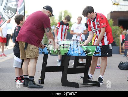 Southampton, England, 27.. August 2022. Southampton-Fans spielen Tischfußball vor dem Premier League-Spiel im St. Mary's Stadium, Southampton. Bildnachweis sollte lauten: Paul Terry / Sportimage Stockfoto