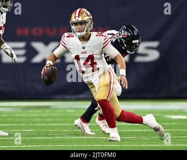 San Francisco 49ers Quarterback Brock Purdy (14) kriegt im vierten Viertel des NFL-Spiels zwischen dem San Francisco 49ers und dem Houston Texan Stockfoto