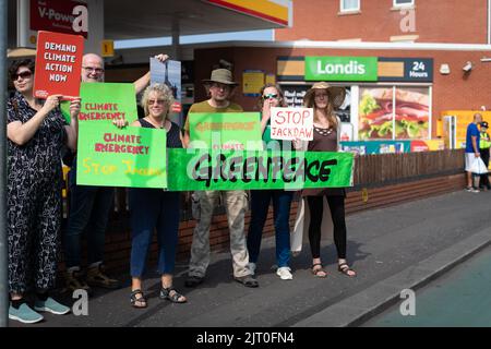 Manchester, Großbritannien. 27. August 2022. Mitglieder der Umweltgruppe Greenpeace protestieren vor einem Shell-Vorplatz. Die Bewegung versucht, das Bewusstsein für das geplante Jackdaw-Oilfield in der Nordsee zu schärfen, das nur die Klimanotlage noch erhöhen wird. Kredit: Andy Barton/Alamy Live Nachrichten Stockfoto