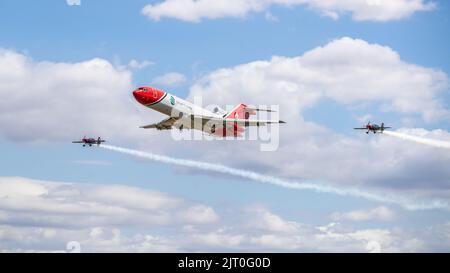 Boeing 727-2S2F Oil Spill Response-Flugzeug, das einen speziellen Formationsflypast mit 2 Extra 300s vom Rotorblätter-Kunstflugteam auf der RIAT 2022 durchführt Stockfoto