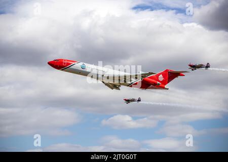 Boeing 727-2S2F Oil Spill Response-Flugzeug, das einen speziellen Formationsflypast mit 2 Extra 300s vom Rotorblätter-Kunstflugteam auf der RIAT 2022 durchführt Stockfoto