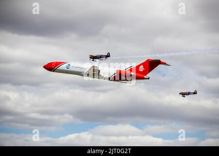 Boeing 727-2S2F Oil Spill Response-Flugzeug, das einen speziellen Formationsflypast mit 2 Extra 300s vom Rotorblätter-Kunstflugteam auf der RIAT 2022 durchführt Stockfoto