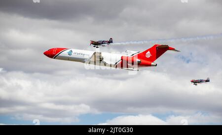 Boeing 727-2S2F Oil Spill Response-Flugzeug, das einen speziellen Formationsflypast mit 2 Extra 300s vom Rotorblätter-Kunstflugteam auf der RIAT 2022 durchführt Stockfoto