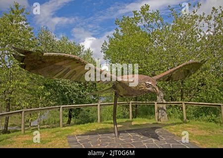 Großes Metallmodell des Roten Drachen Milvus milvus Bwlch Nant yr Arian West Wales UK Stockfoto