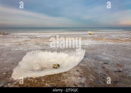 Gebrochenes Eis im Winter an der Ostseeküste bei Kühlungsborn, Deutschland. Stockfoto