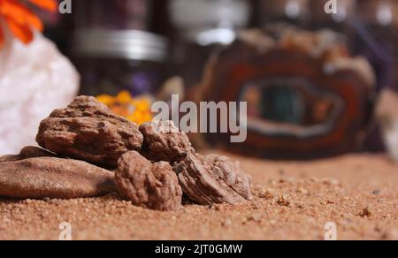 Desert Rose Rocks aus Oklahoma auf Red Sand. Meditationstisch aus der Nähe Stockfoto