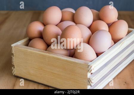 Eier in Holzkorb in rustikaler Küche - Foto Stockfoto