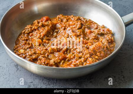 Bolognaise-Sauce in Pfanne aus nächster Nähe - Bild Stockfoto