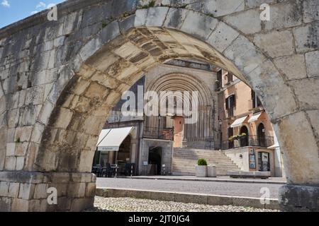 Aquadukt, Acquedotto Mediavale, Blick durch einen Bogen auf den Eingang der Chiesa di San Francesco della Scarpa, Sulmona, Provinz L’Aquila, Abruzzen Stockfoto