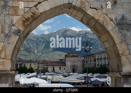 Aquadukt, Acquedotto Mediavale, Blick durch einen Bogen auf Piazza Garibaldi, Sulmona, Provinz L’Aquila, Region Abruzzen, Italien, Europa Stockfoto