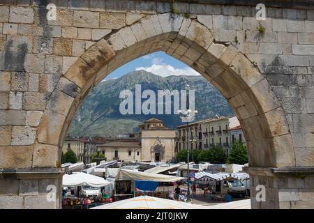 Aquadukt, Acquedotto Mediavale, Blick durch einen Bogen auf Piazza Garibaldi, Sulmona, Provinz L’Aquila, Region Abruzzen, Italien, Europa Stockfoto