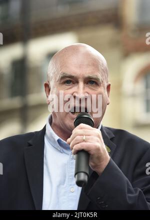 Mick Lynch, Generalsekretär der National Union of Rail, Maritime and Transport Workers (RMT), spricht vor einer Menge streikender Postarbeiter bei A Stockfoto