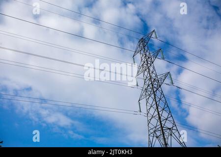 Ein Sendeturm, auch als Strompylon oder einfach nur als Pylon in britischem Englisch und als Hydroturm in kanadischem Englisch bekannt, ist eine hohe Struktur, in der Regel ein Stahlgitterturm, der zur Unterstützung einer Oberleitung verwendet wird. In elektrischen Netzen werden sie im Allgemeinen für den Transport von Hochspannungsleitungen verwendet, die elektrische Massenstrom von Erzeugungsstationen zu elektrischen Umspannwerken transportieren; Versorgungsmasten werden verwendet, um Unterübertragungs- und Verteilerleitungen mit geringerer Spannung zu unterstützen, die Strom von Umspannwerken zu elektrischen Kunden transportieren. Sie kommen in einer Vielzahl von Formen und Größen. T Stockfoto