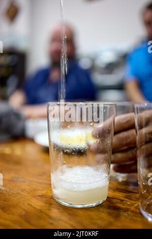 Txakoli, der typischste Weißwein im Baskenland, Spanien. Stockfoto