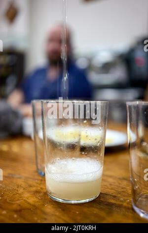 Txakoli, der typischste Weißwein im Baskenland, Spanien. Stockfoto