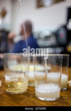 Txakoli, der typischste Weißwein im Baskenland, Spanien. Stockfoto