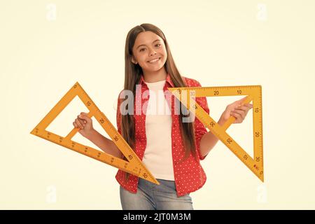 Bildung für Kind. Mathematik. Lächelndes Teenager-Mädchen halten Dreieck Lineal. Zurück zur Schule. Stockfoto