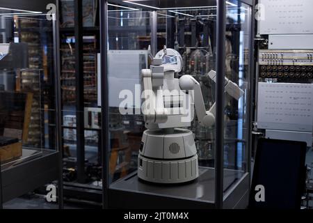 Oslo, Norwegen. 01. Mai 2022: Historischer humanoider Roboter im Osloer Technikmuseum. Stockfoto