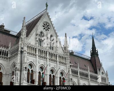 Budapest, Ungarn - 13.07.2022: Türme des ungarischen parlamentsgebäudes gegen den Himmel. Budapest Stockfoto