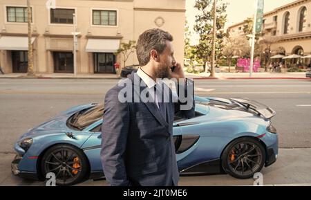 Autovermietung Händler sprechen auf Telefon im Freien Stockfoto