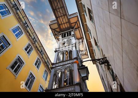 Santa Justa Lift, Elevador de Santa Justa in Lissabon, Portugal. Berühmter Aufzug, auch Carmo Lift genannt, der Baixa mit dem Carmo Square verbindet. Stockfoto