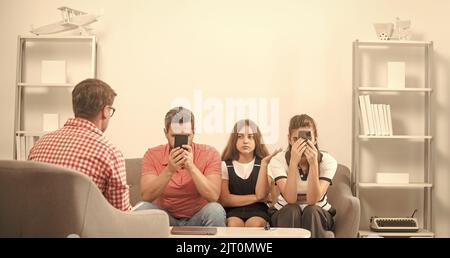 Psychologe geben Familientherapie für Telefon süchtig Papa Mutter und Tochter Mädchen, Beziehung Stockfoto