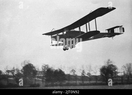 Ein klassisches Schwarzweißfoto aus dem Jahr 1918 von einem Bomberflugzeug der British Royal Air Force Handley Page V/1500, das im Vereinigten Königreich landet. Stockfoto