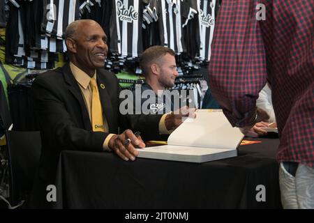 Luther Blissett unterschreibt das neue Buch über 100 Jahre Watford FC 100 Jahre an der Vicarage Road Stockfoto