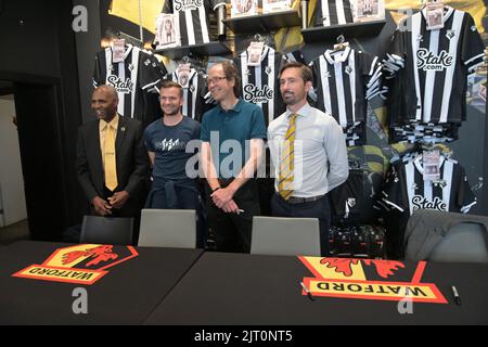 Die WFC-Legende Luther Blissett und der Clubkapitän Tom Cleverley veröffentlichen EIN NEUES Buch über die 100 Jahre des Watford FC an der Vicarage Road Stockfoto