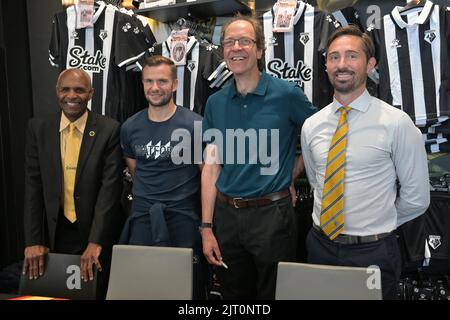 Die WFC-Legende Luther Blissett und der Clubkapitän Tom Cleverley veröffentlichen ein NEUES Buch über die 100 Jahre des Watford FC in der Vicarage Road Stockfoto