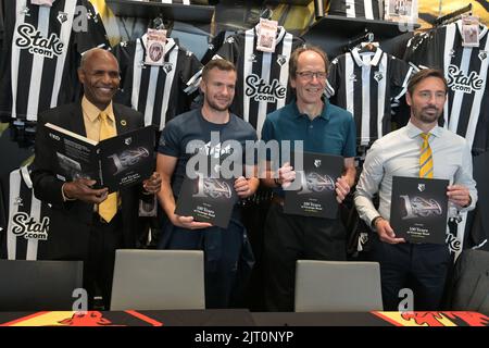 WFC-Legende Luther Blissett und Clubkapitän Tom Cleverley veröffentlichen ein NEUES Buch über die 100 Jahre des Watford FC in der Vicarage Road vom Historiker Geoff Wicken Stockfoto