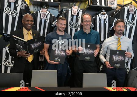 WFC-Legende Luther Blissett und Clubkapitän Tom Cleverley veröffentlichen ein NEUES Buch über die 100 Jahre des Watford FC in der Vicarage Road vom Historiker Geoff Wicken Stockfoto