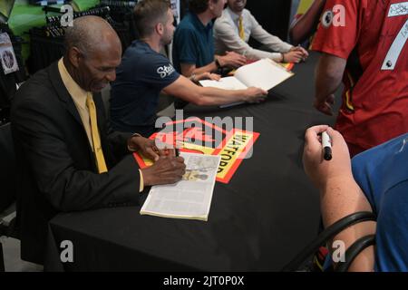 Luther Blissett unterzeichnet das neue Buch über 100 Jahre des Watford FC 100 Jahre im Stadion der Vicarage Road Stockfoto